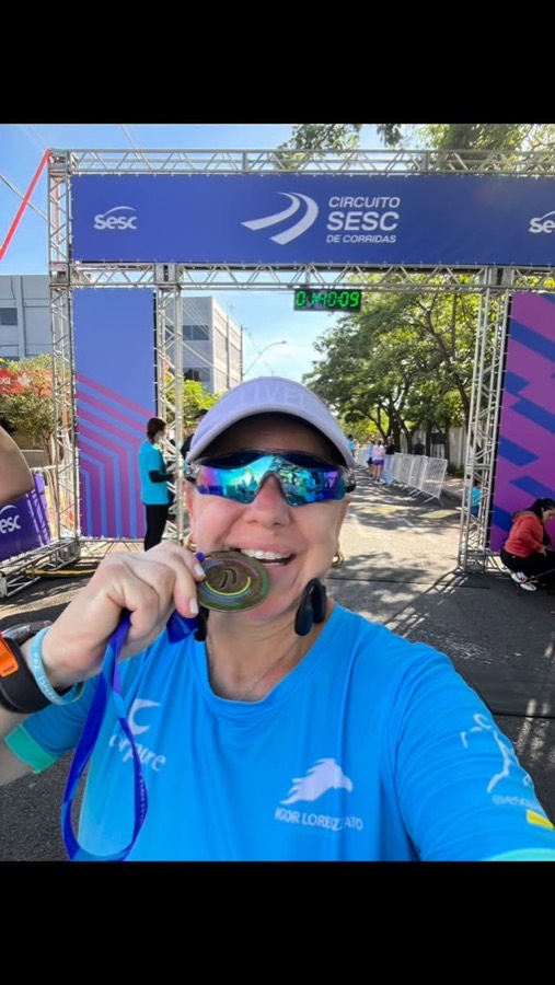 Dany Telatin com a medalha dos 10 km do Sesc