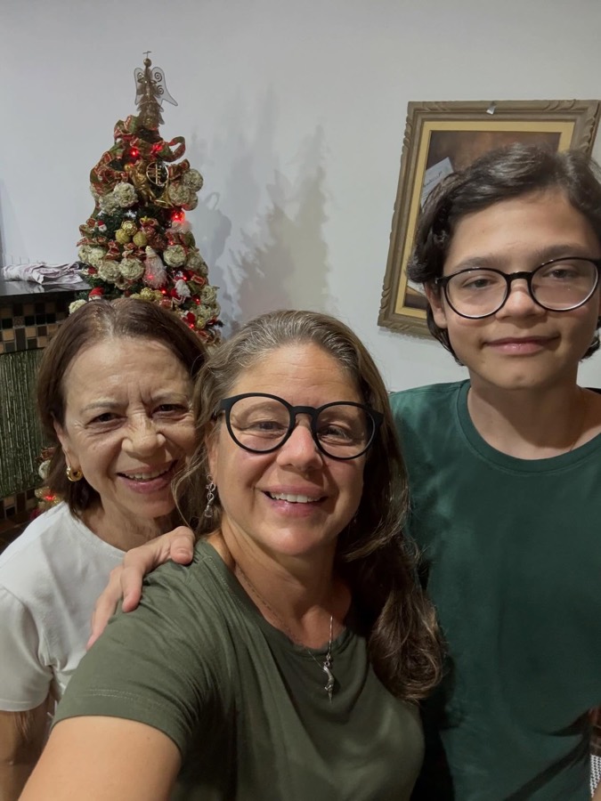 Dany Telatin com a mãe e o filho Pedro
